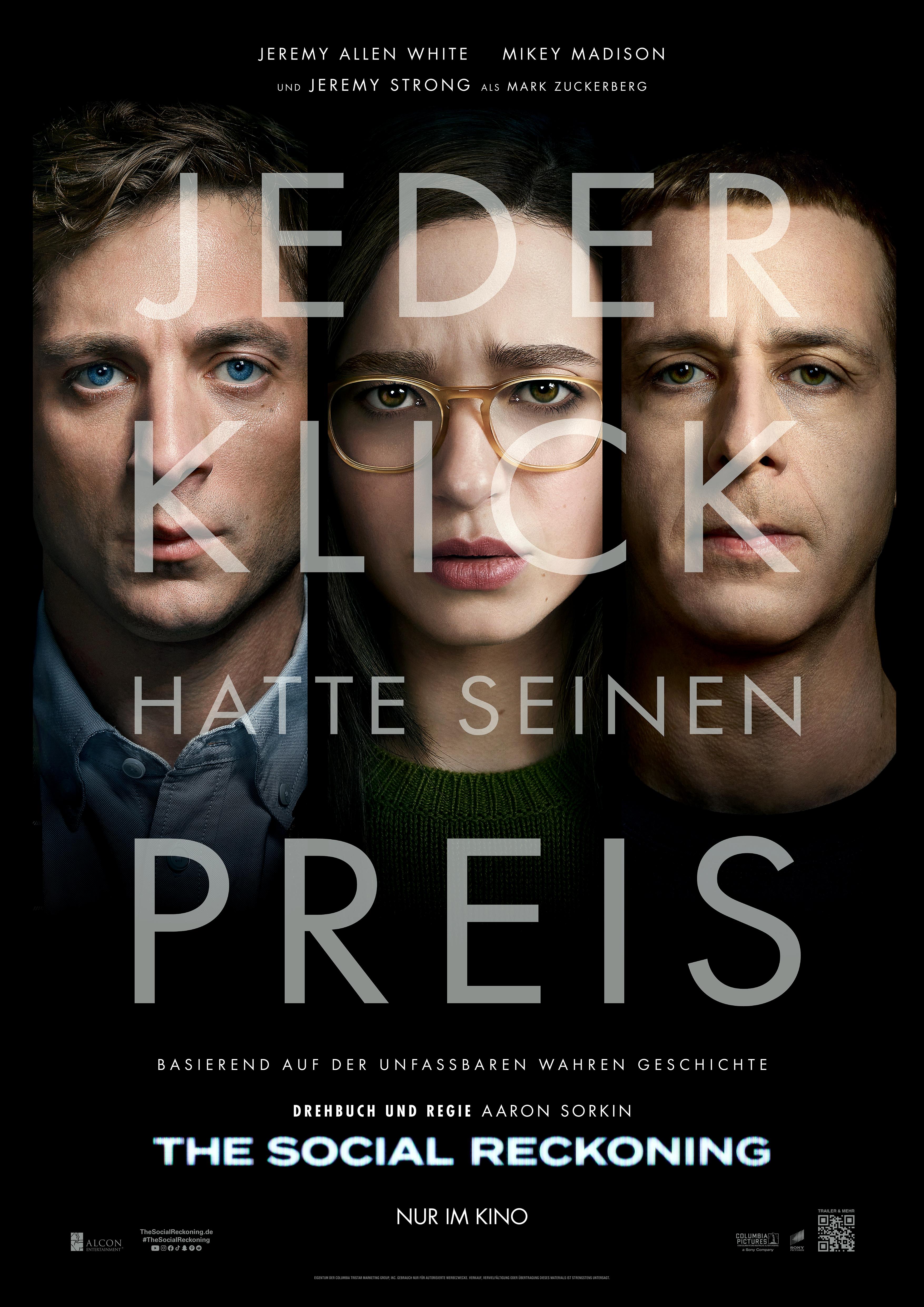 Plakat zum Drama THE SOCIAL RECKONING: Vor schwaruem Hintergrund sind die Gesichter von zwei Männern und einer Frau zu sehen, die ernst blicken. Über ihren Gesichtern steht in durchscheinend wirkenden Buchstaben: "Jeder Klick hatte seinen Preis". Darunter steht der Filmtitel.