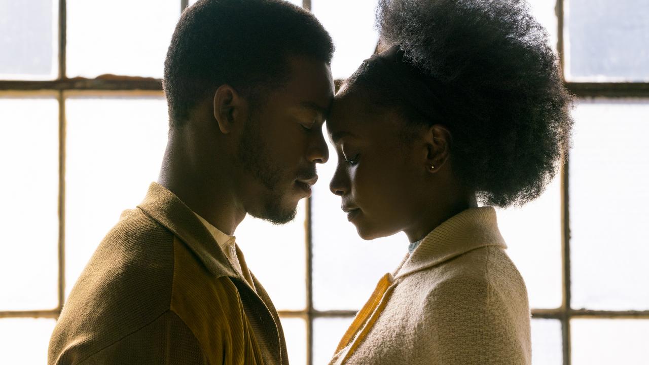 Profilbild von einem jungen Mann und einer jungen Frau, die sich anschauen. Sie sind Afroamerikaner.