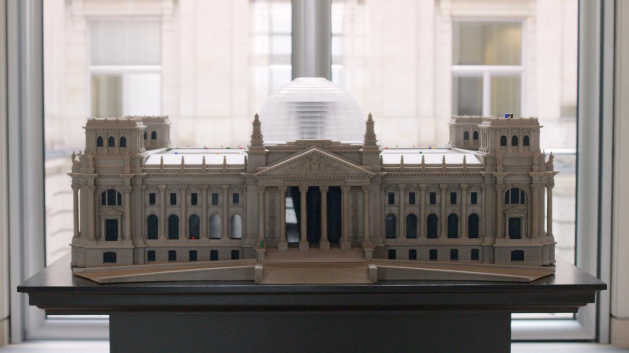 Ein Miniatur-Modell des Reichstags steht auf einem Tisch.