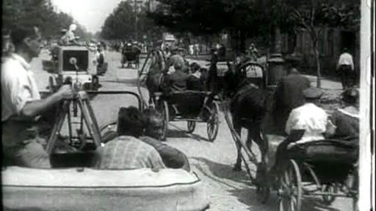 Kamerateam beim Dreh von Dziga Vertovs Film DER MANN MIT DER KAMERA (1929)