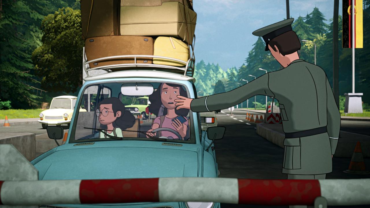 Szenenbild aus der Animationsserie FRITZI & SOPHIE – UNZERTRENNLICHE FREUNDSCHAFT: Ein hellblauer Trabi steht an einem Grenzzaun und wird von einem Grenzbeamten angehalten. Darin sitzen ein Mädchen und eine Frau am Steuer, die erschrocken wirkt. 