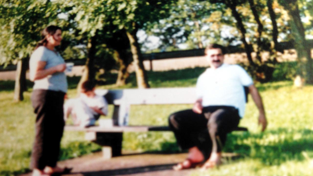 Szenenbild aus dem Dokumentarfilm SPUREN – DIE OPFER DES NSU: ein verschwommenes Farbfoto einer Familie in einem Park