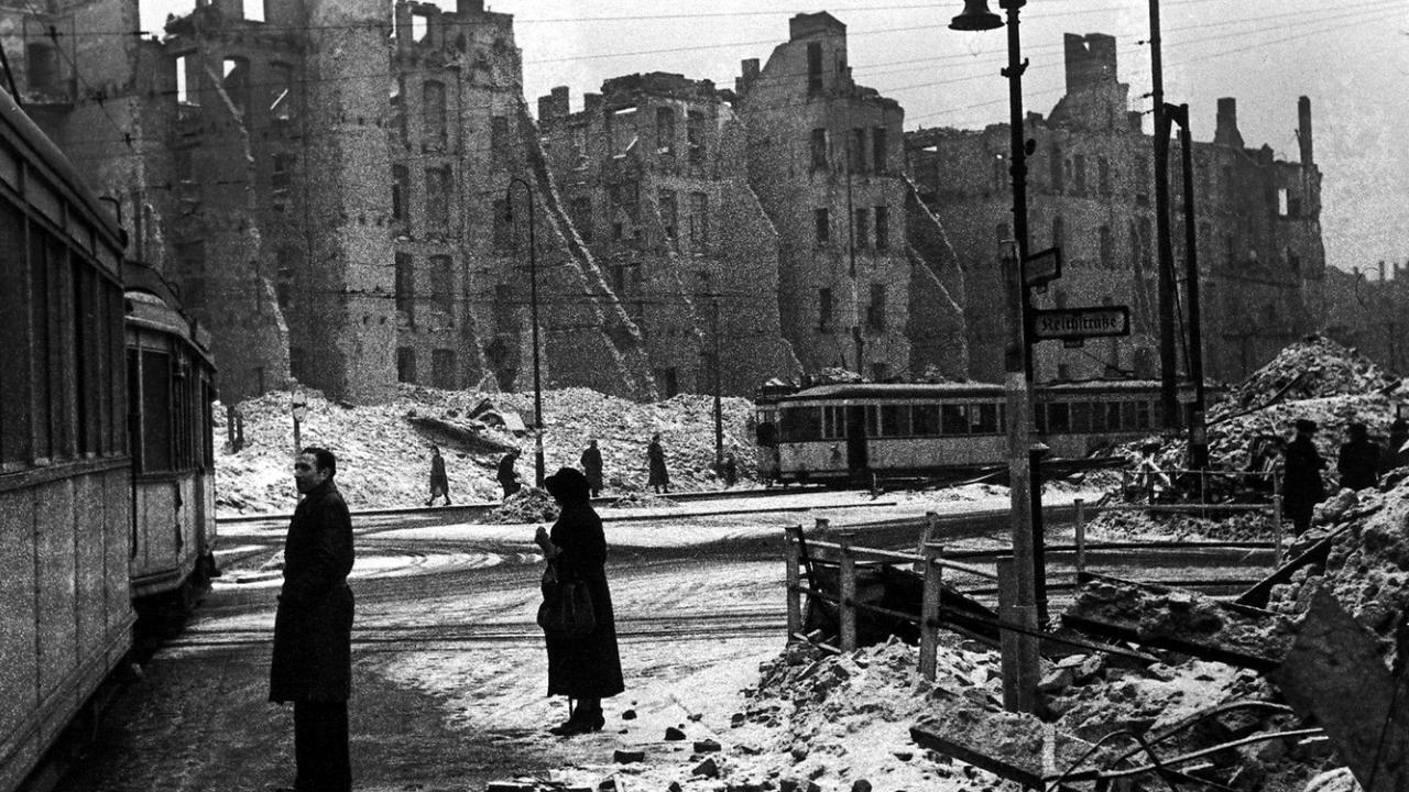 Berlin 1945, Schwarz-Weiß-Fotografie einer Kreuzung im zerstörten Berlin-Schöneberg