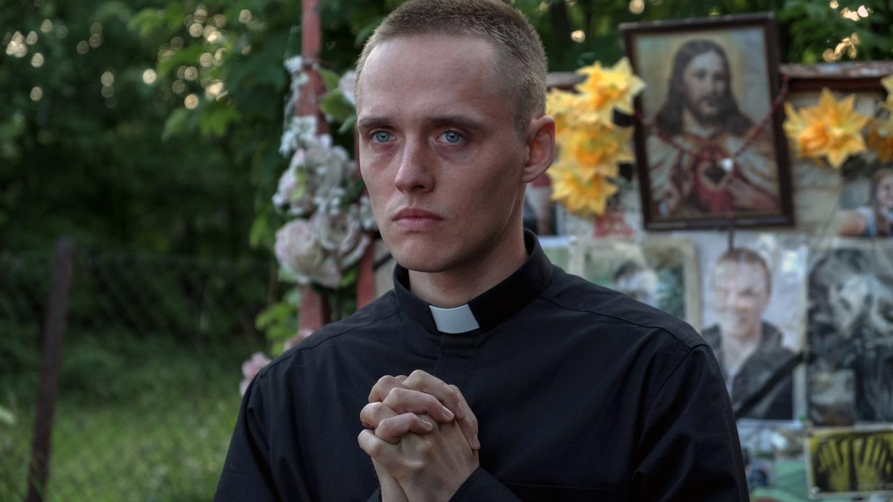 Corpus Christi, Szenenbild: Ein junger Mann in Priesterrobe betet.