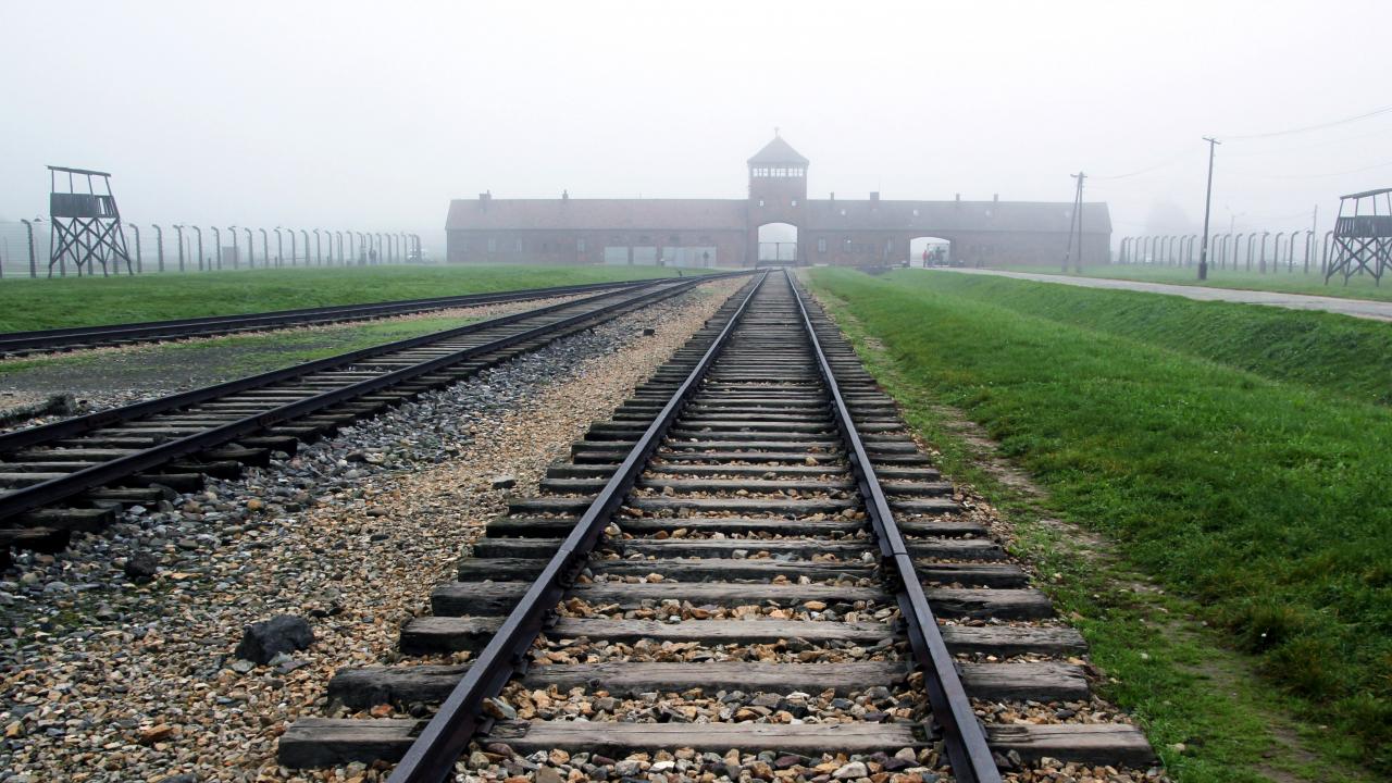 Gleise der sogenannten Rampe hinter dem Lagertor (Hintergrund) von Auschwitz-Birkenau , wo die Deportationszüge ankamen.