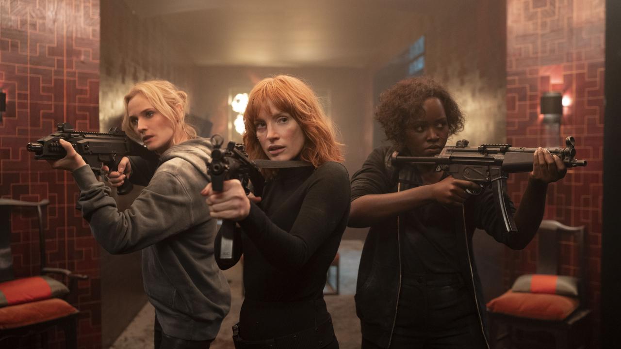 The 355, Szenenbild: Drei junge Frauen mit gezückten Waffen in einem Flur
