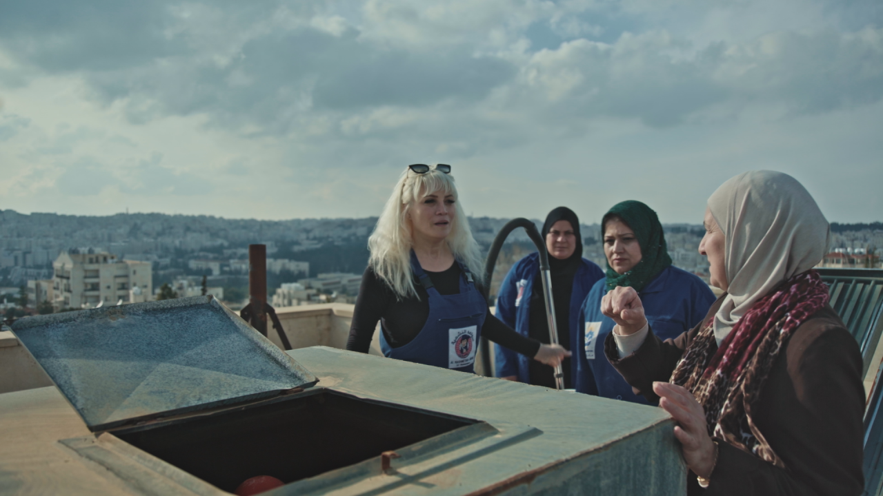 Waterproof, Szenenbild: Mehrere Frauen stehen auf einem Dach