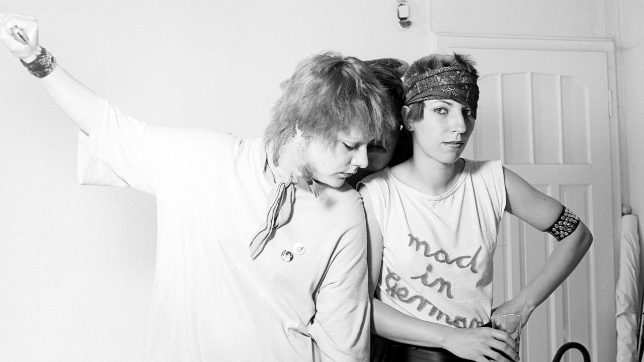 Still aus dem Dokumentarfilm EINFACH MACHEN! SHE-PUNKS VON 1977 BIS HEUTE: Schwarz-Weiß-Foto der Düsseldorfer Frauen-Punk-Band Östro 340