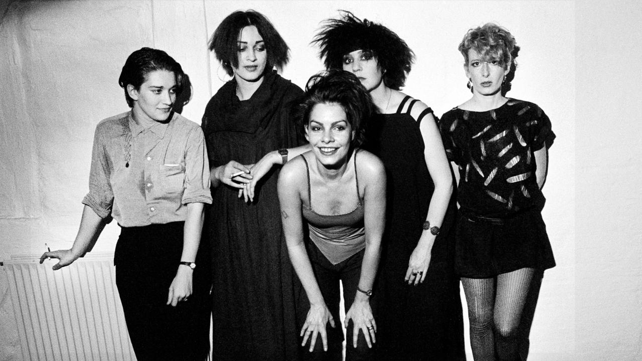 Still aus dem Dokumentarfilm EINFACH MACHEN! SHE-PUNKS VON 1977 BIS HEUTE: Schwarz-Weiß-Foto der fünköpfigen Frauen-Punk-Band Malaria