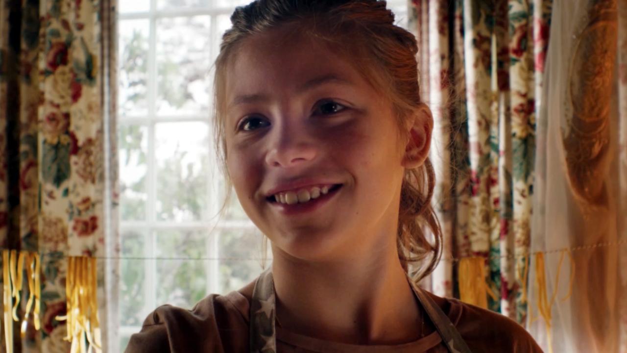 Still aus dem Film LARS IST LOL: Porträt der lächelnden Hauptfigur Amanda