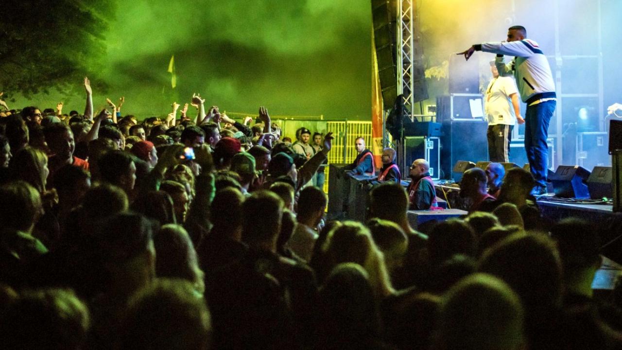 Der Rapper Haftbefehl steht während des Kosmonaut-Festivals 2015 auf der Bühne vor seinem Publikum.