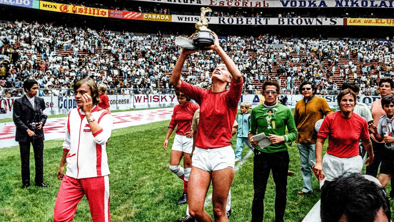 Still aus dem Dokumentarfilm COPA 71: Beim Womens World Cup Mexico 1971 hält Lis Lene Nielsen fir Trophäe hoch.
