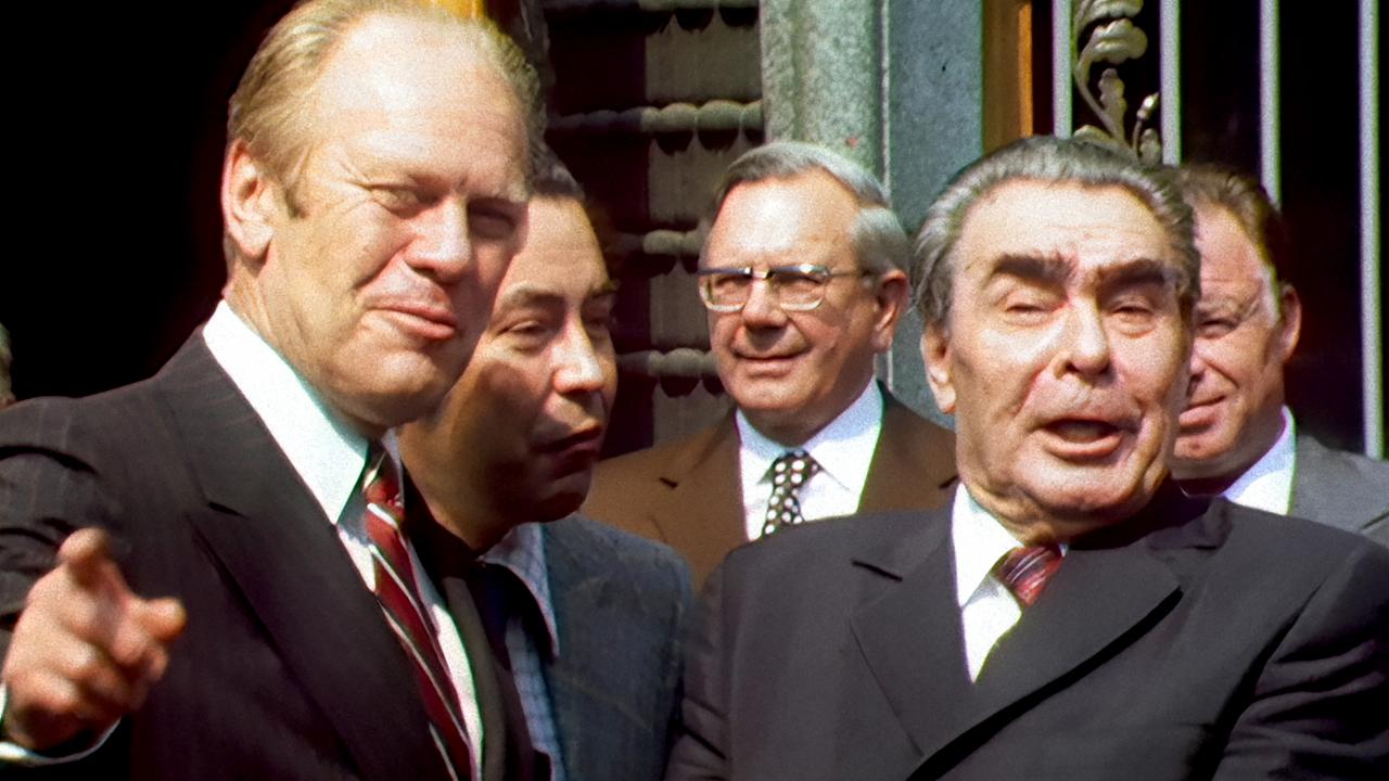 Filmstill aus dem Dokumentarfilm DER HELSINKI EFFEKT: US-Präsident Gerals Ford und Generalsekretär der KPdSU Leonid Iljitsch Breschnew 1975 in Helsinki