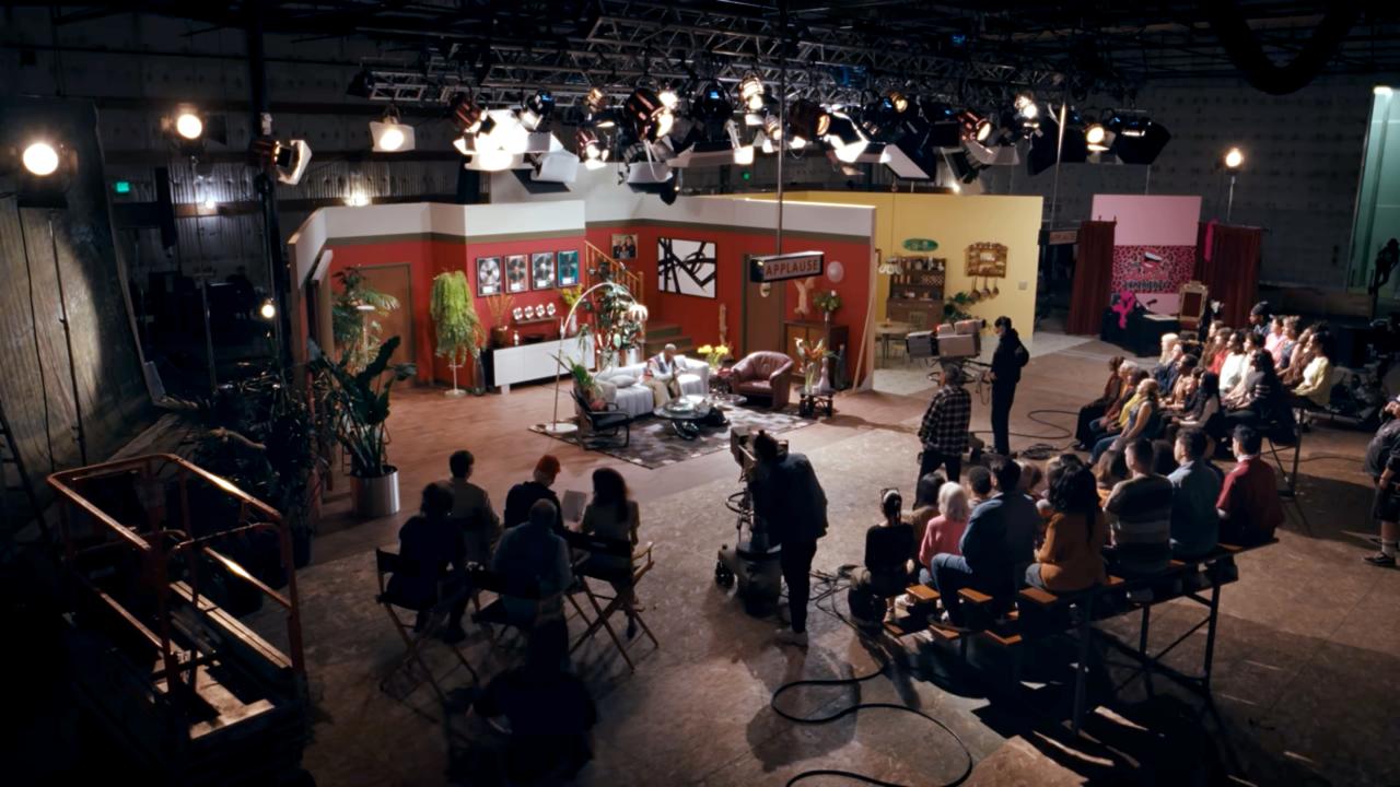 Still aus dem Musikvideo DENIAL IS A RIVER von Doechii: Totale eines Fernsehstudios vor einer Sitcom-Kulisse