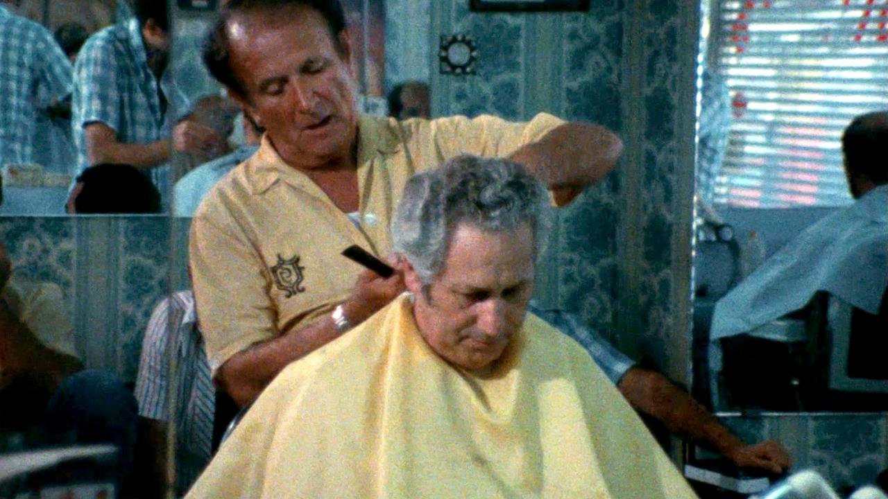 Porträt des polnischen Holocaust-Überlebenden Abraham Bomba, der einem Mann in einem Friseursalon die Haare schneidet