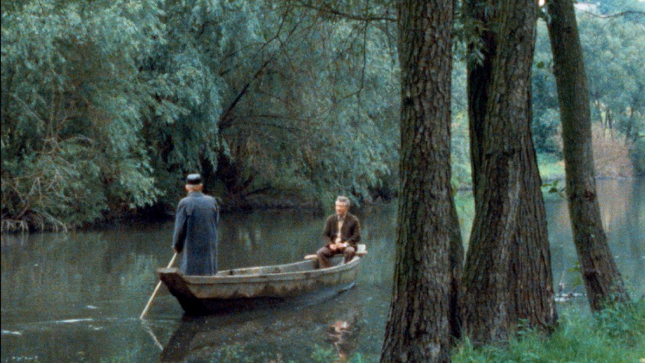 Filmstill aus dem Dokumentarfilm SHOAH: ein Kahn mit zwei Männernauf einem Fluss