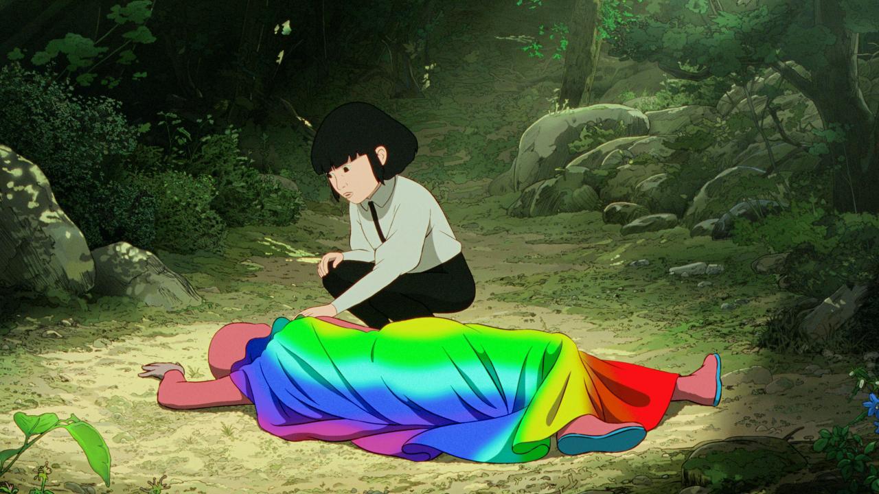 Still aus dem Animationsfilm ARCO: Eine Figur mit einem Umhang in Regenbogenfarben liegt auf dem Boden in einem Wald. Daneben hockt ein Mädchen.