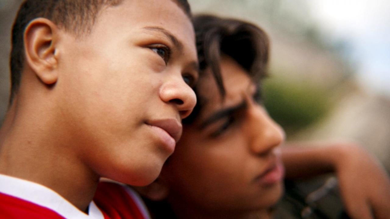 Still aus der TV-Serie AFTER BENJAMIN: Großaufnahmen von zwei Teenager-Jungen, die freundschaftlich nebeneinander sitzen. Der vordere ist eine Person-of-Colour.