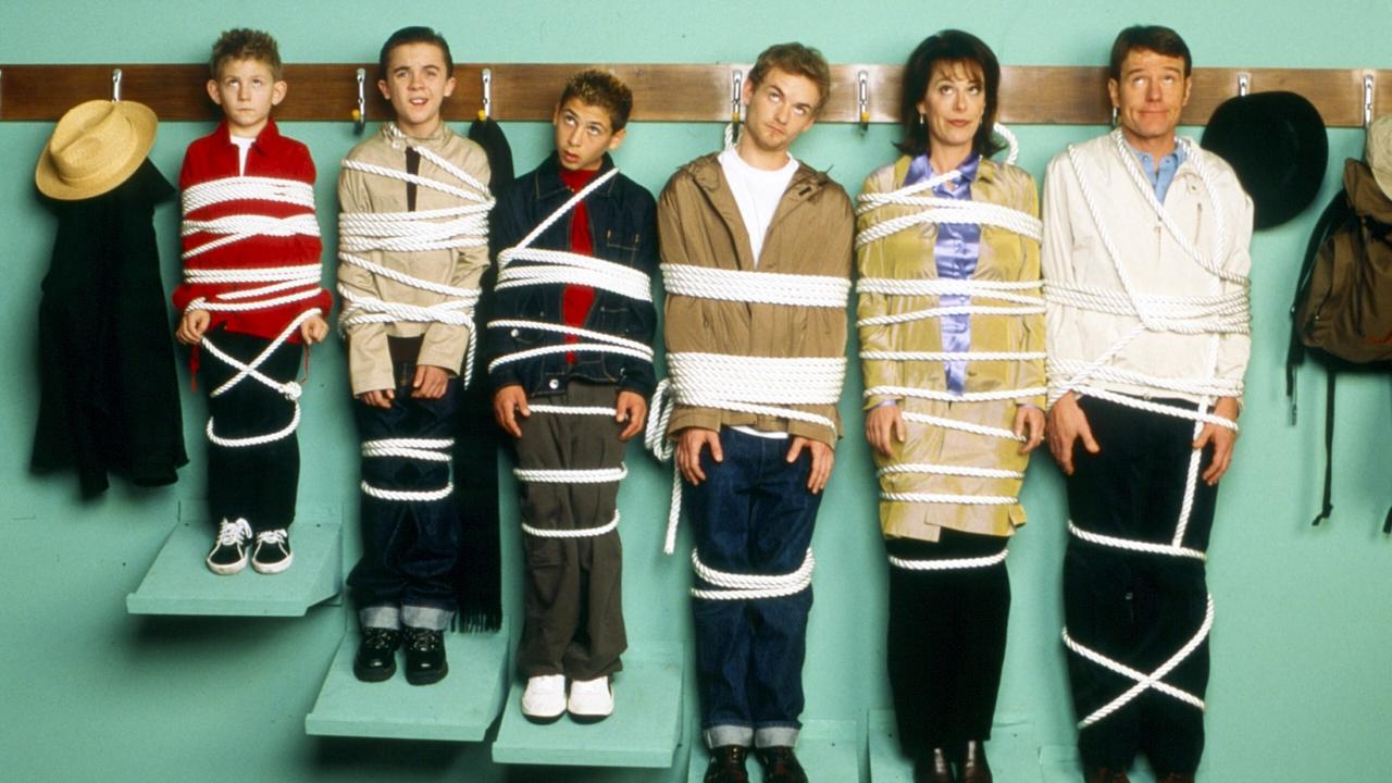 Promobild zur Serie MALCOM MITTENDRIN: Ein Elternpaar und vier Jungen hängen nebeneinander gefesselt an einer Garderobe.