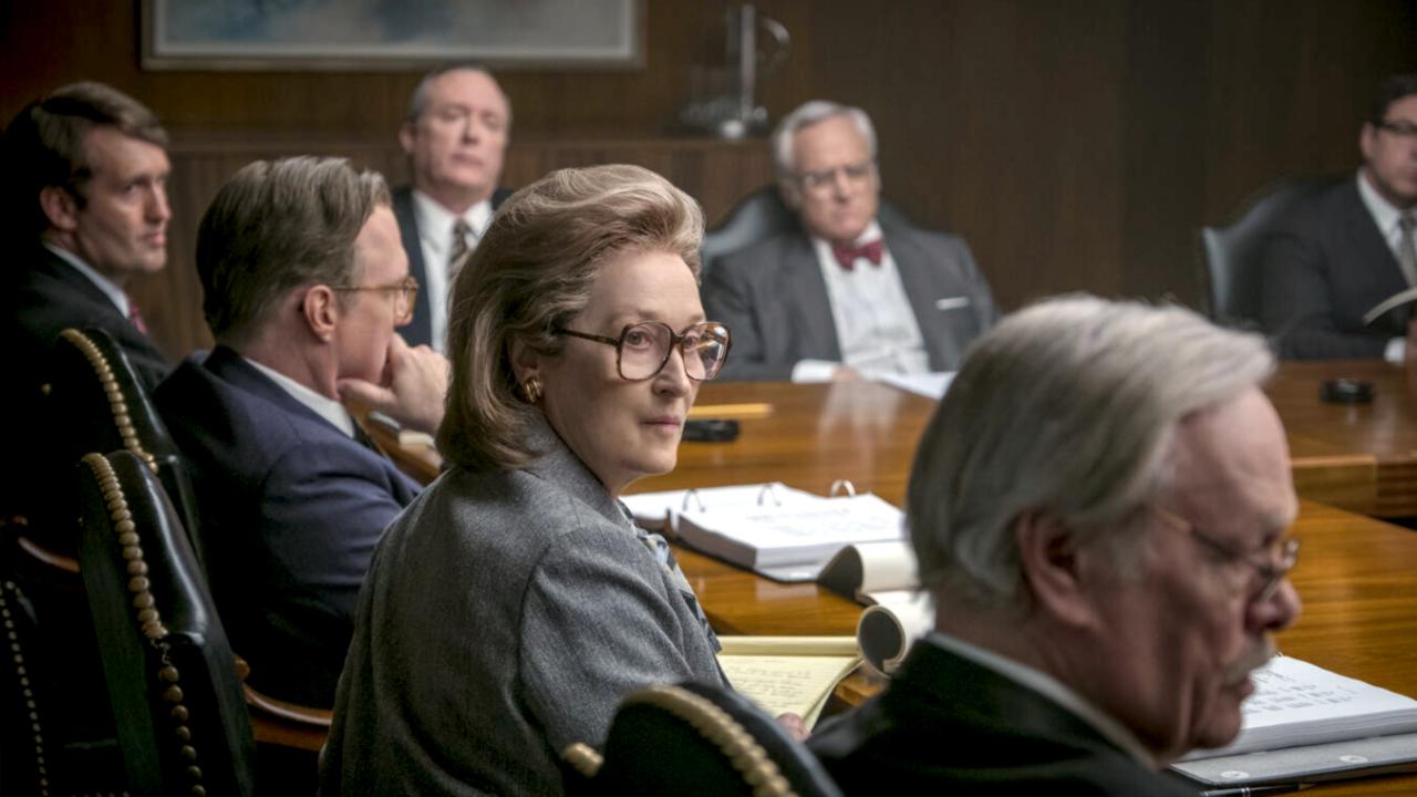 Still aus dem Drama DIE VERLEGERIN: Eine Frau sitzt mit Mönnern an einem Konferenztisch.
