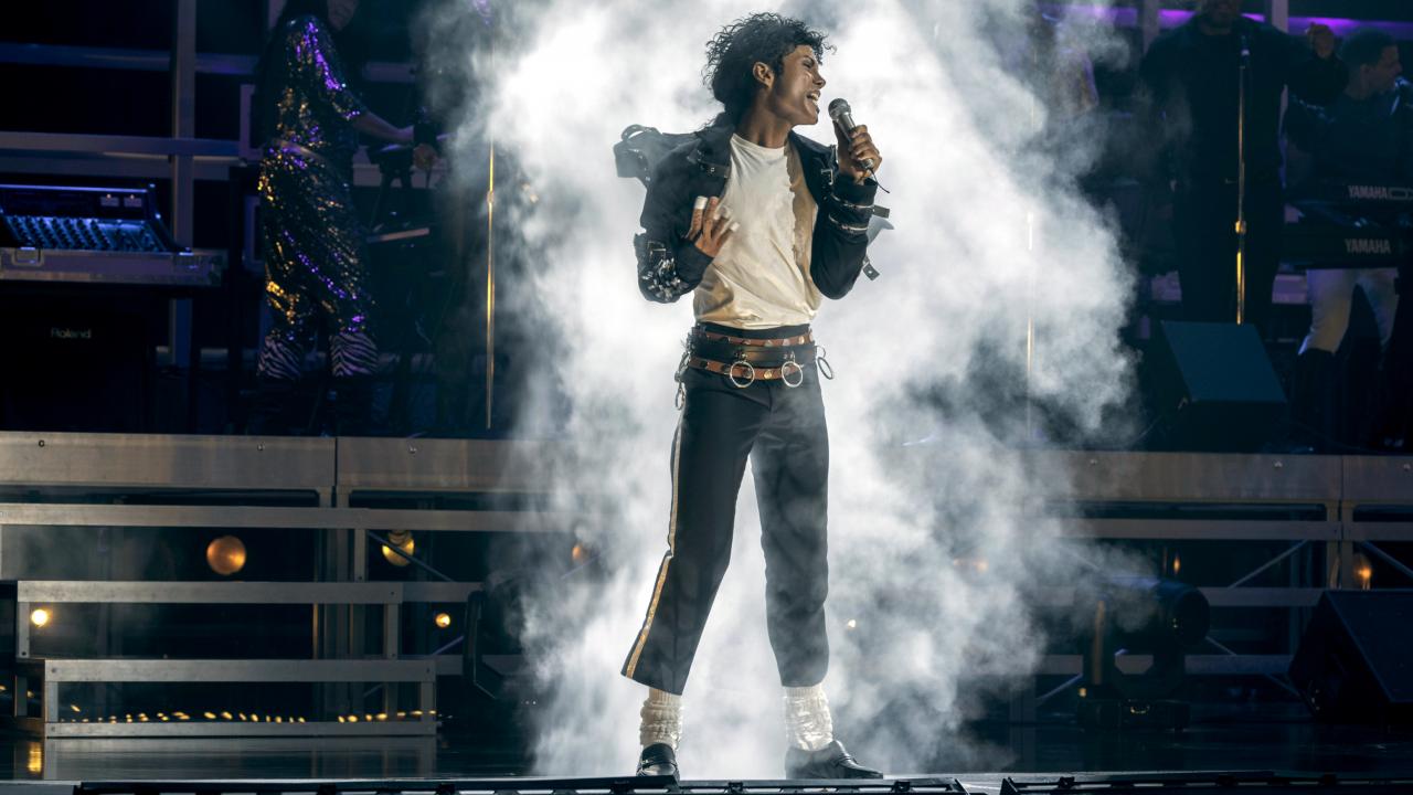 Still aus dem Biopic MICHAEL: Ein Sänger – es soll Michael Jackson sein – steht im Trockennebel auf einer Bühne und singt.