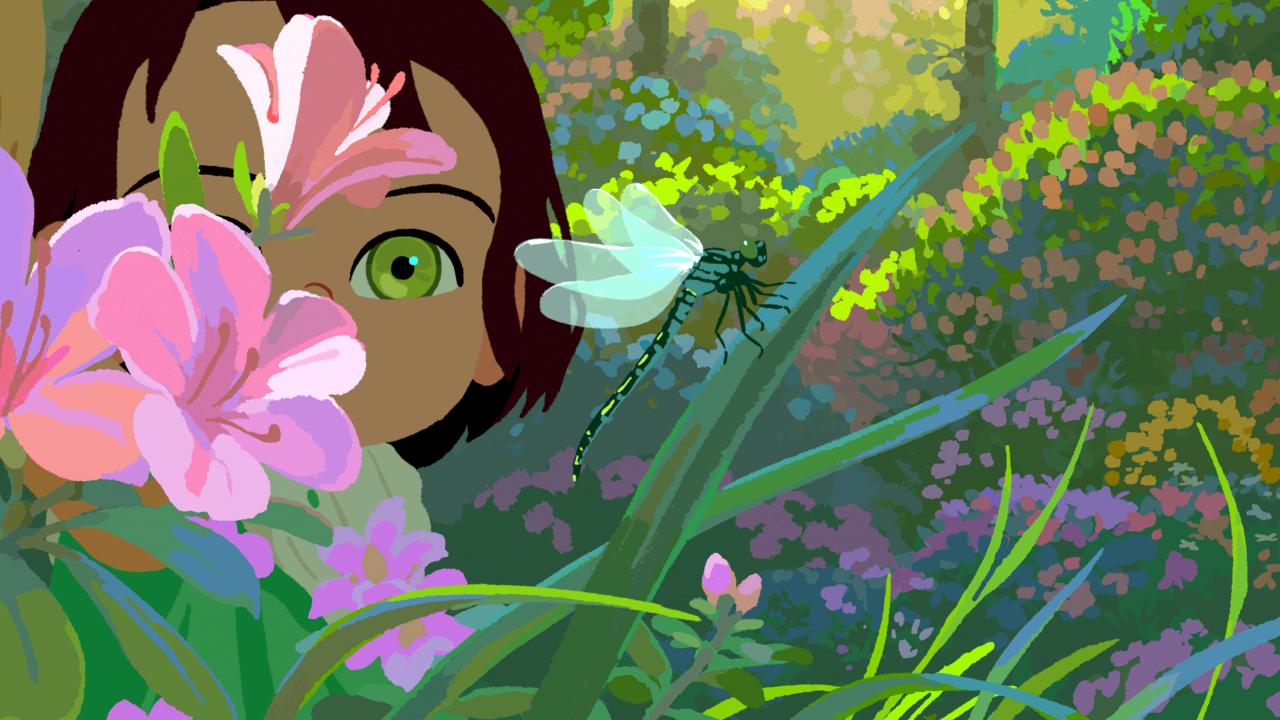 Still aus dem Animationsfilm DIE KLEINE AMÉLIE ODER DER CHARAKTER DES REGENS: Ein Kind mit großen, grünen Augen lugt zwischen rosa Blüten hervor, während eine Libelle mit transparenten Flügeln an einem Grashalm schwebt. Dahinter leuchtet ein dichterer, bunt blühender Garten im warmen Sonnenlicht.