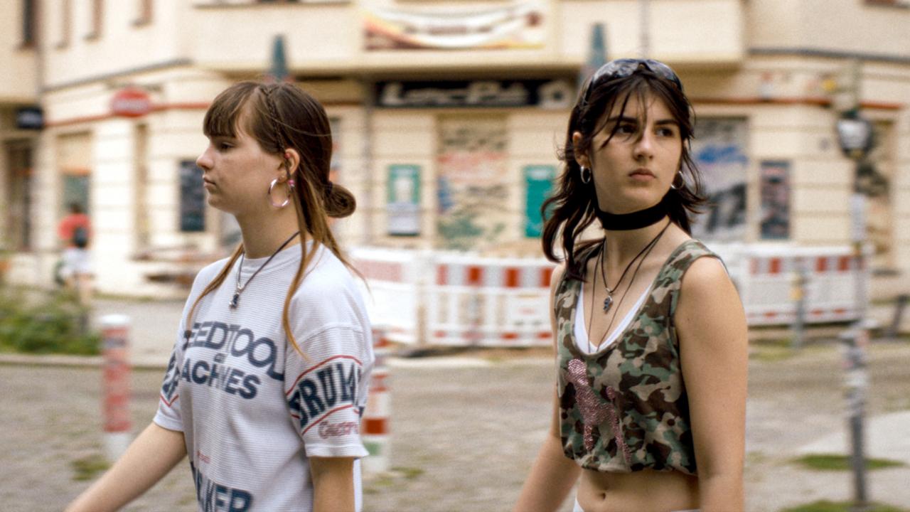 Still aus dem Drama NULPEN: Zwei Mädchen im Teenageralter laufen durch eine Straße in Berlin.