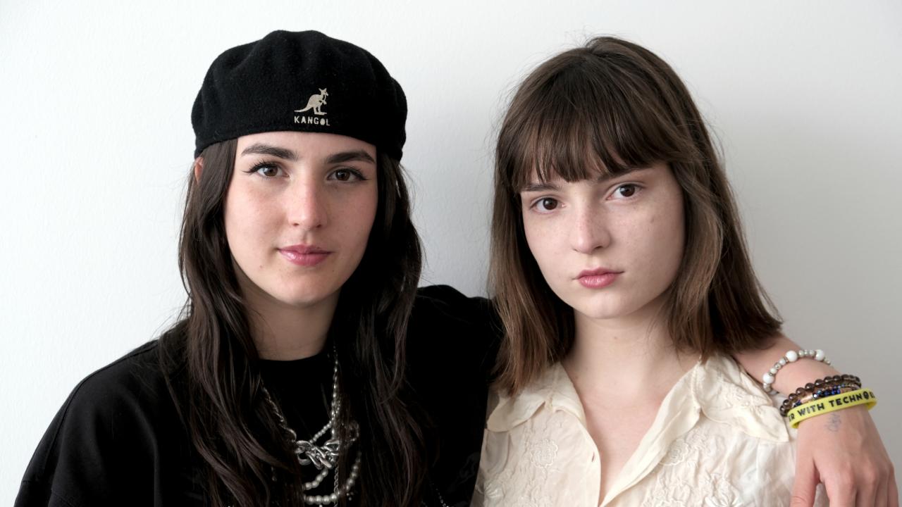 Die Hauptdarstellerinnen des Films NULPEN: Bella Lochmann und Pola Geiger