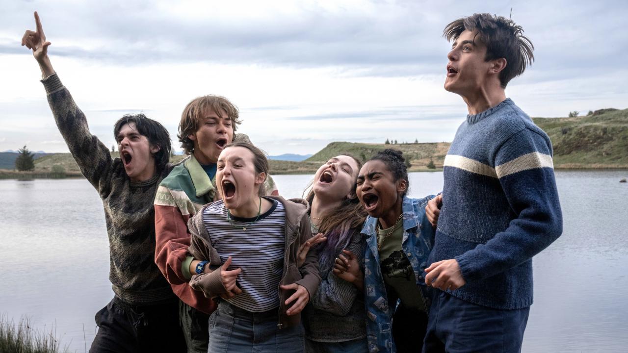 Still aus dem Drama SUNNY DANCER: Sechs Teenager – Mädchen und Jungen – stehen am Ufer eines Sees nebeneinander und schreien ausgelassen.