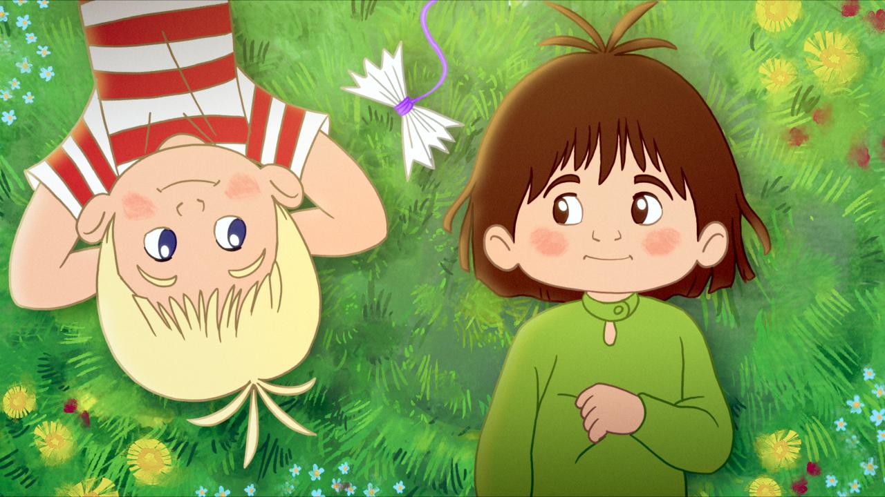 Still aus dem Zeichentrickfilm LOTTE & TOTTE: Zwei Kinder liegen entgegengesetzt auf dem Rasen und schauen sich lächelnd an. Man blickt von oben auf die beiden Kinder.