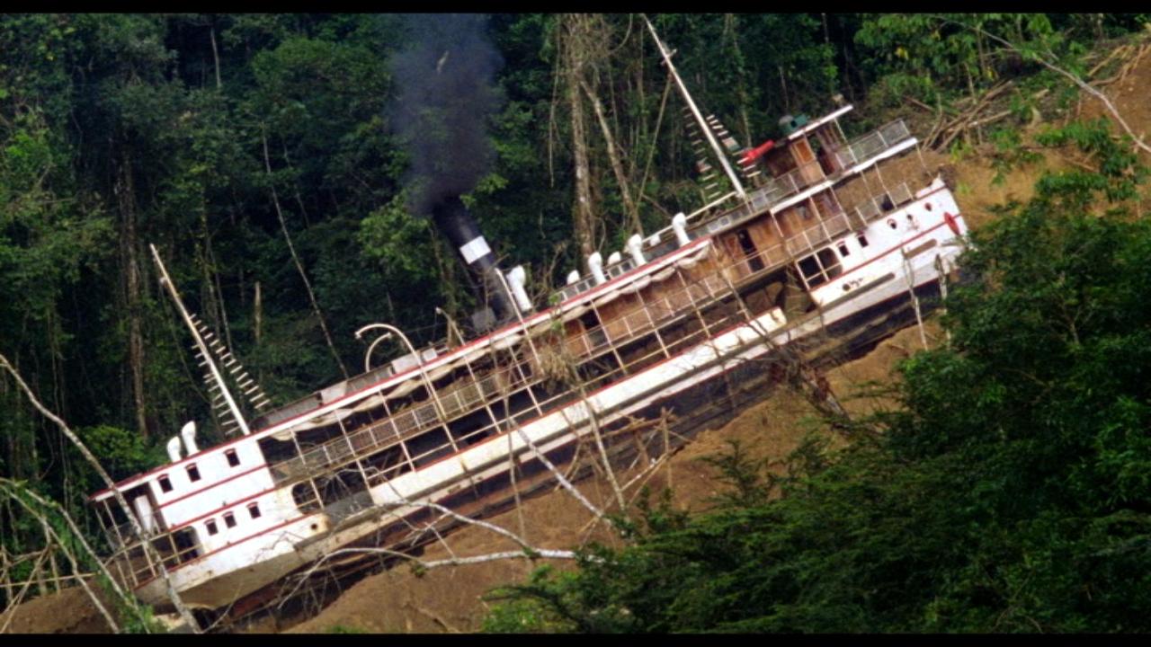 Fitzcarraldo, Szenenbild: Totale eines Dampfers, der mitten im Dschungel auf einem Hang liegt.