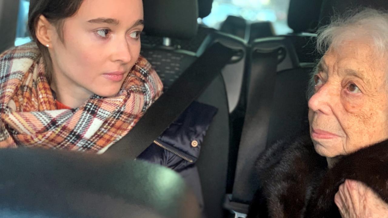 Ich bin! Margot Friedländer, Szenenbild: In nalbnaher Einstellung sitzen die Schauspielerin Julia Anna Grob und Margot Friedländer nebeneinander im Auto