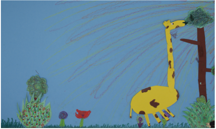 Kinderzeichnung mit einer Giraffe im rechten Bildrand vor einem strahlend blauen Himmel.