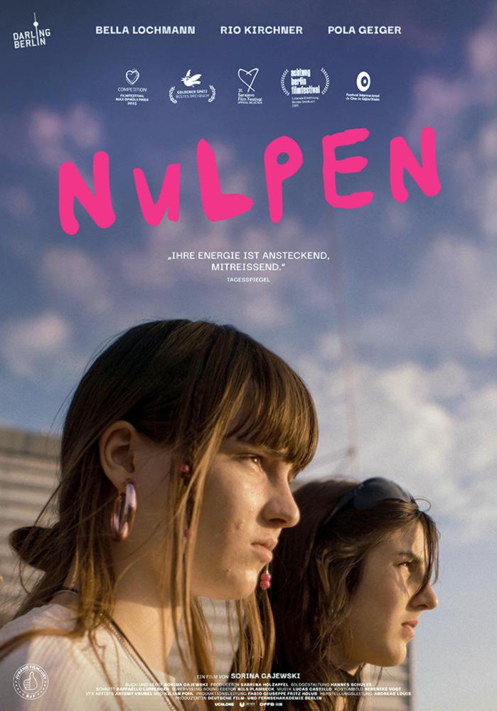 Plakat zum Film NULPEN: Im Profil sind zwei Mädchen im Teenageralter zu sehen. Auf dem blauen Himmel stehen in Pink der Filmtitel.
