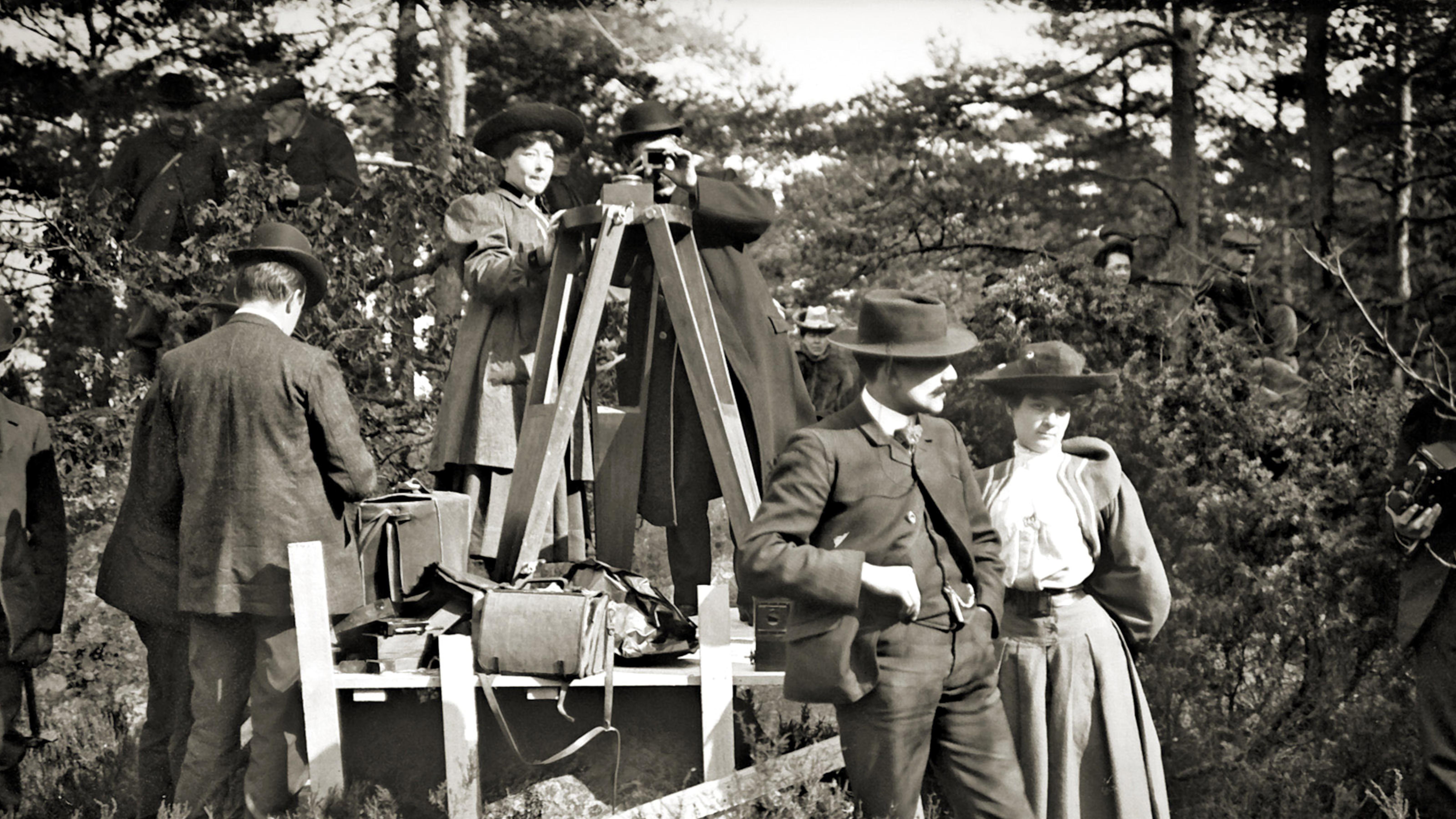 Regisseurin Alice Guy (oben, links) bei den Dreharbeiten zu La vie du Christ in Fontainebleau (1906)
