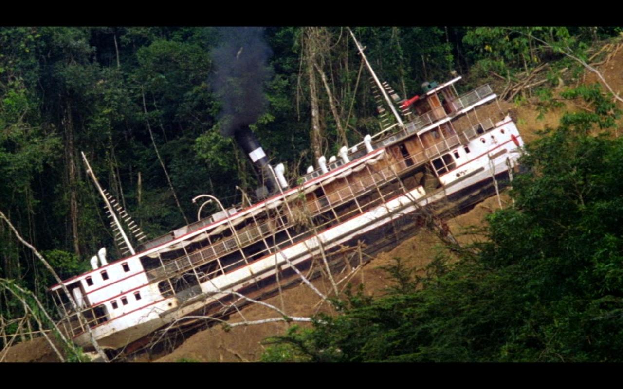 Fitzcarraldo, Szenenbild: Totale eines Dampfers, der mitten im Dschungel auf einem Hang liegt.