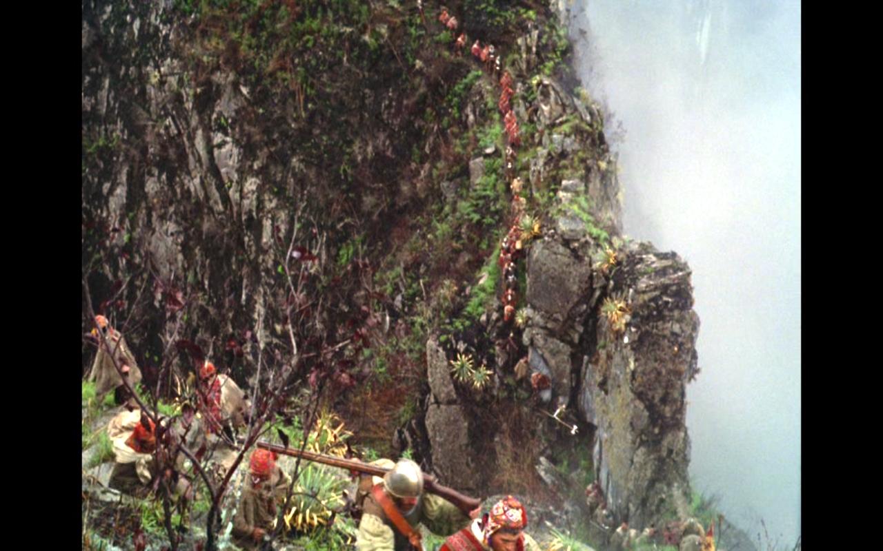 Aguirre, der Zorn Gottes, Szenenbild: Soldaten ziehen im Nebel über eine Bergkette in den Anden.