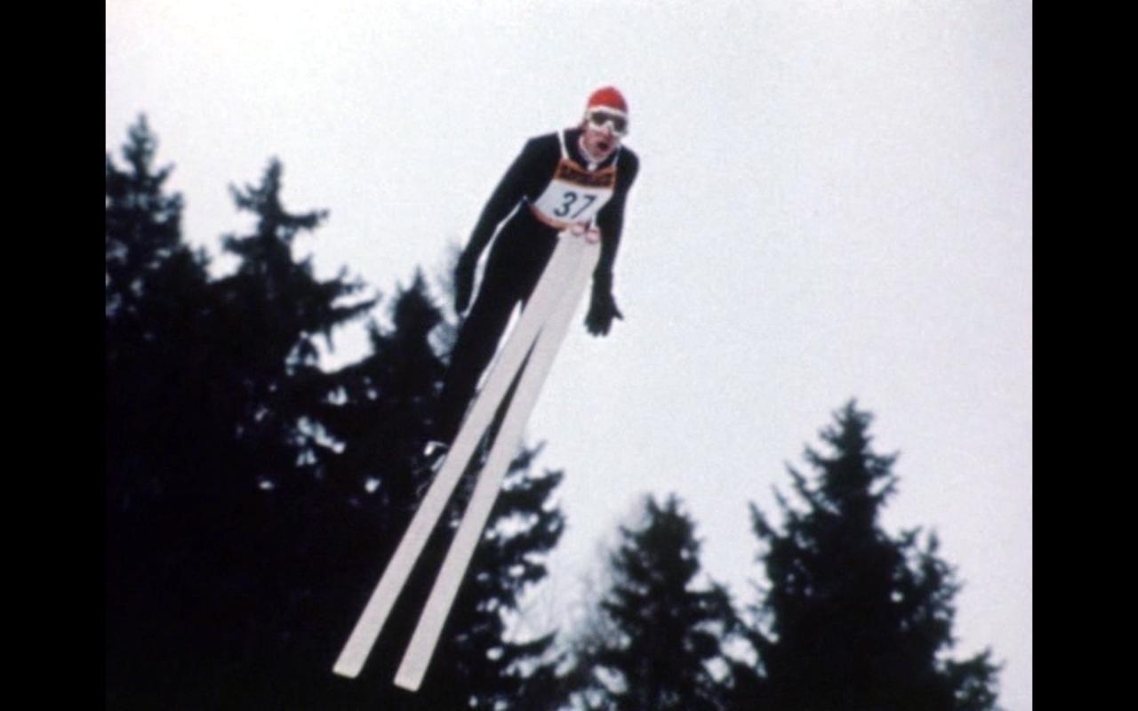 Die große Ekstase des Bildschnitzers Steiner, Szenenbild: Ein Schanzenspringer in der Luft, sein Mund ist geöffnet.